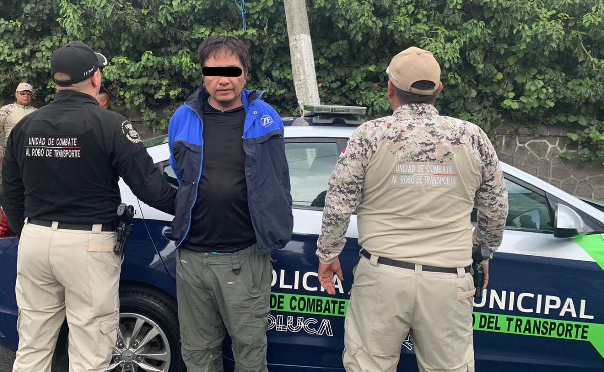 AltavozNot2358's tweet photo. #OJO | Detienen a sujeto que asaltaba un autobús de pasajeros en Paseo Matlazincas, esquina con Avenida de los Maestros, en la colonia Doctores, en #Toluca. El sujeto identificado como Edgar "N" usaba un arma hechiza para cometer el atraco. Fue detenido por policías de @TolucaGob https://t.co/4slPAXRLCV