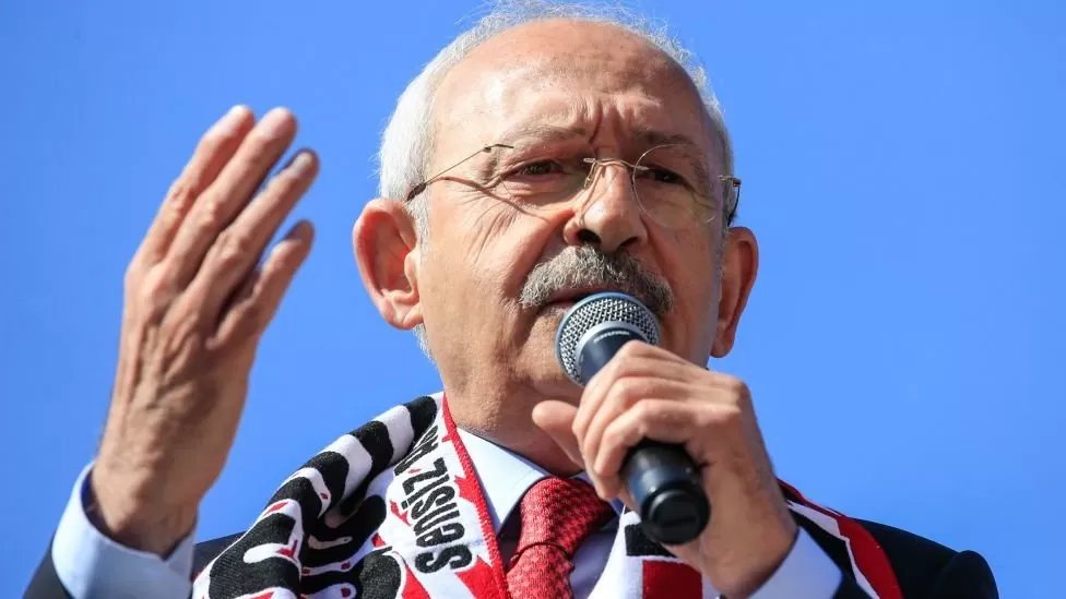 solcugazete's tweet photo. BBC'den Kılıçdaroğlu portresi:

"74 yaşındaki Kılıçdaroğlu, Türkiye'nin en güçlü adamı Recep Tayyip Erdoğan'ı yenmek için şimdiye kadarki en büyük şansa sahip.

Yumuşak dilli eski bir memur, Türkiye'nin görkemli ve güçlü cumhurbaşkanının tam antitezi.

Kılıçdaroğlu bugüne kadar bir dizi saldırıdan kurtuldu ve Türkiye'nin en çok hedef alınan siyasetçilerinden biri olma ününü kazandı.

13 yılda partisinde sessiz bir devrime öncülük etti. CHP'nin değiştiğini kanıtlamak için dini figürleri, Kürt aktivistleri ve kadın hakları aktivistlerini partiyle tanıştırdı.

13 yıldır lider olduğu partisinin etkisini arttırdı ve ülkedeki tüm farklı renkleri kucakladı."