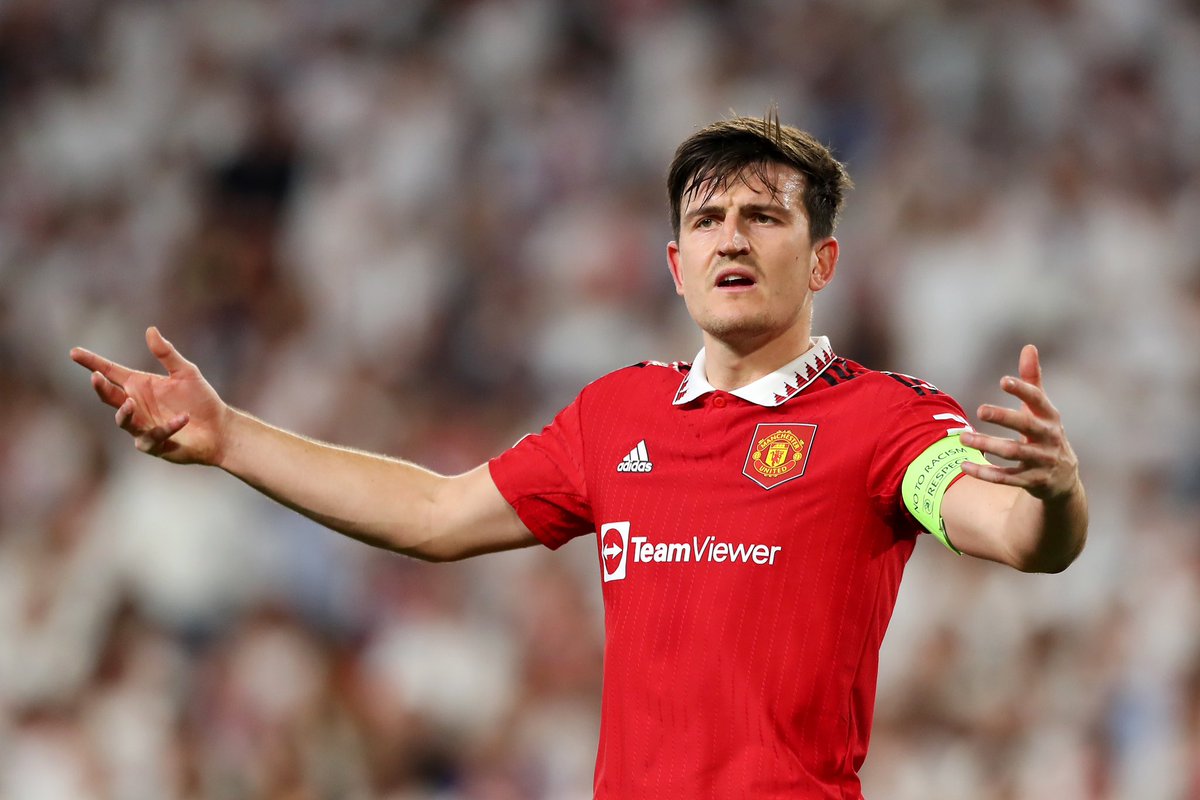 FabrizioRomano's tweet photo. Erik ten Hag: “Harry Maguire has an important role. He is the captain, leads and he communicates with the manager, motivates the team”. 🔴 #MUFC

“He’s the example in the training space”. https://t.co/fJUTxBzuBl