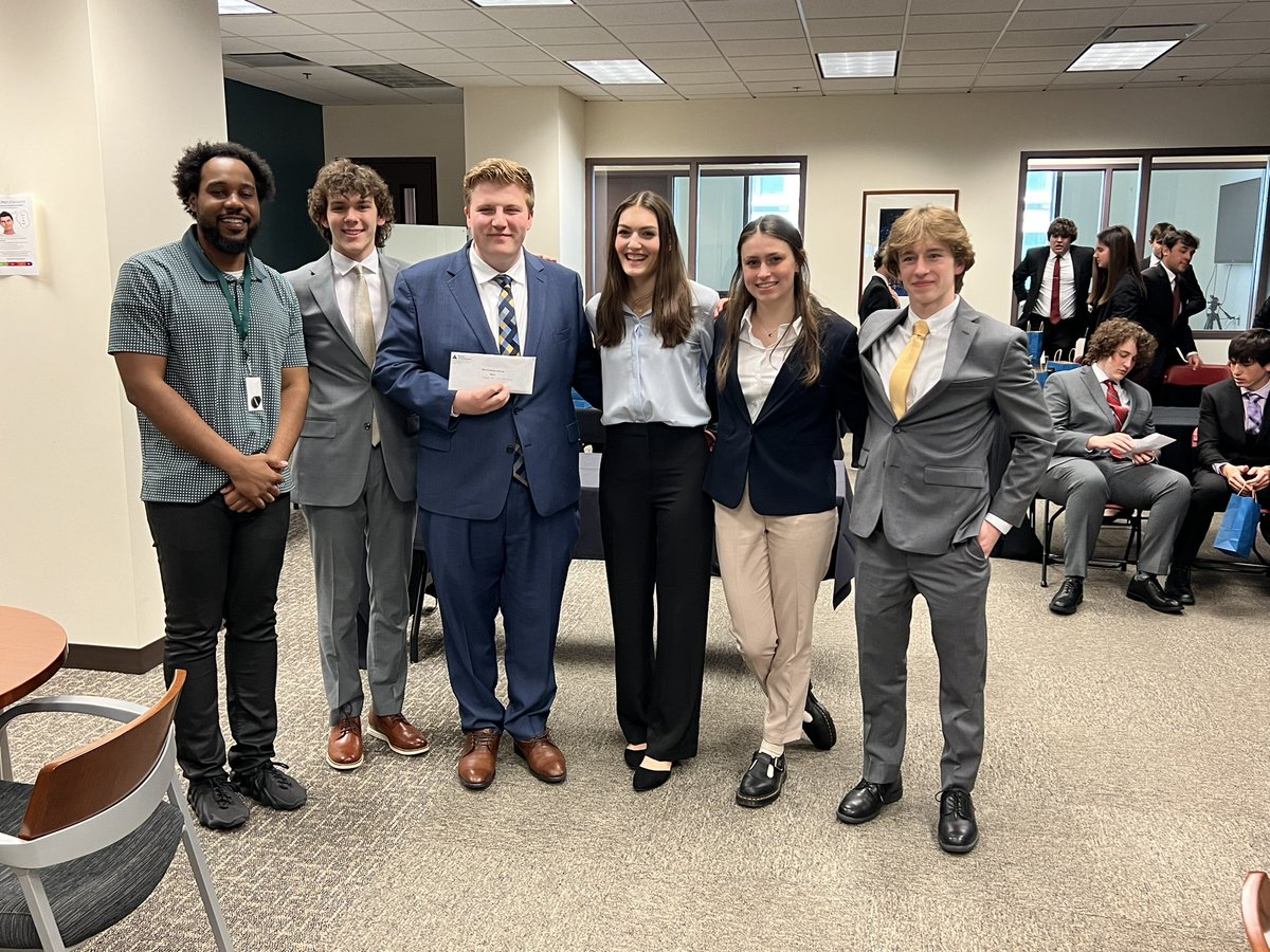 Mr_J_Aspel's tweet photo. Congratulations to Chicagoland Jr. Achievement’s Company of the Year! Our team’s hard work paid off today. Our club walked away with 3 Officers of the Year &amp; 1 runner up honors, oh and Company of the Year! #WeAreLemont
@JAChicago @Clubs_LHS @LHS210principal 
@LHS_Publishing https://t.co/tghtINWyxx