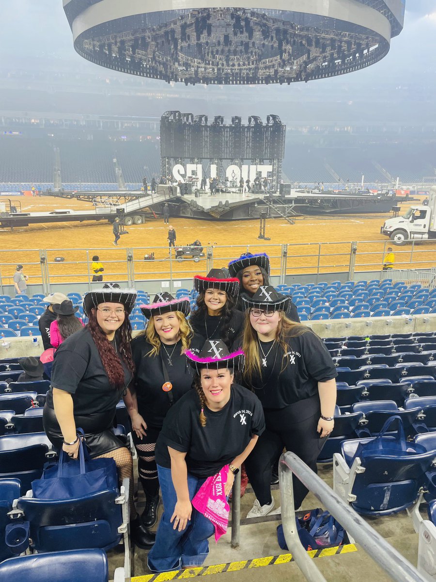 machinegunmadz's tweet image. i’ve met so many amazing people in est but these are my absolute favorite people on the planet #22DAYSOFMGK