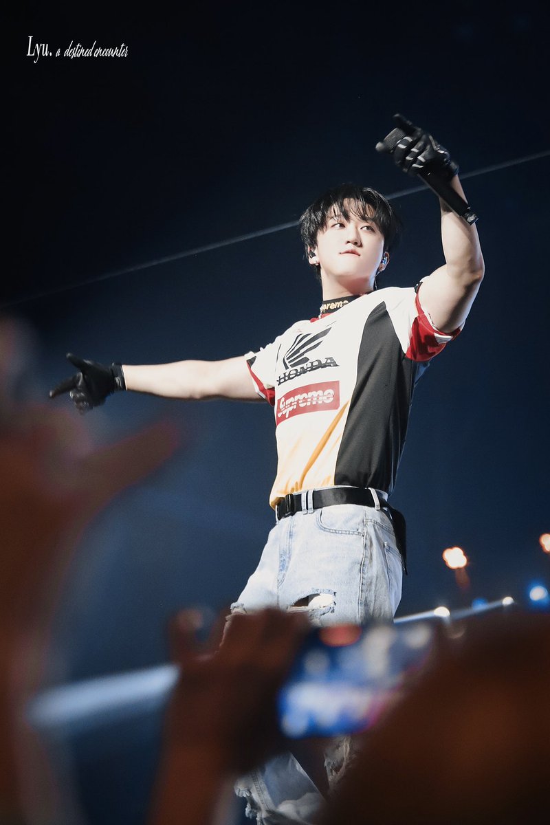 this picture of seo changbin though