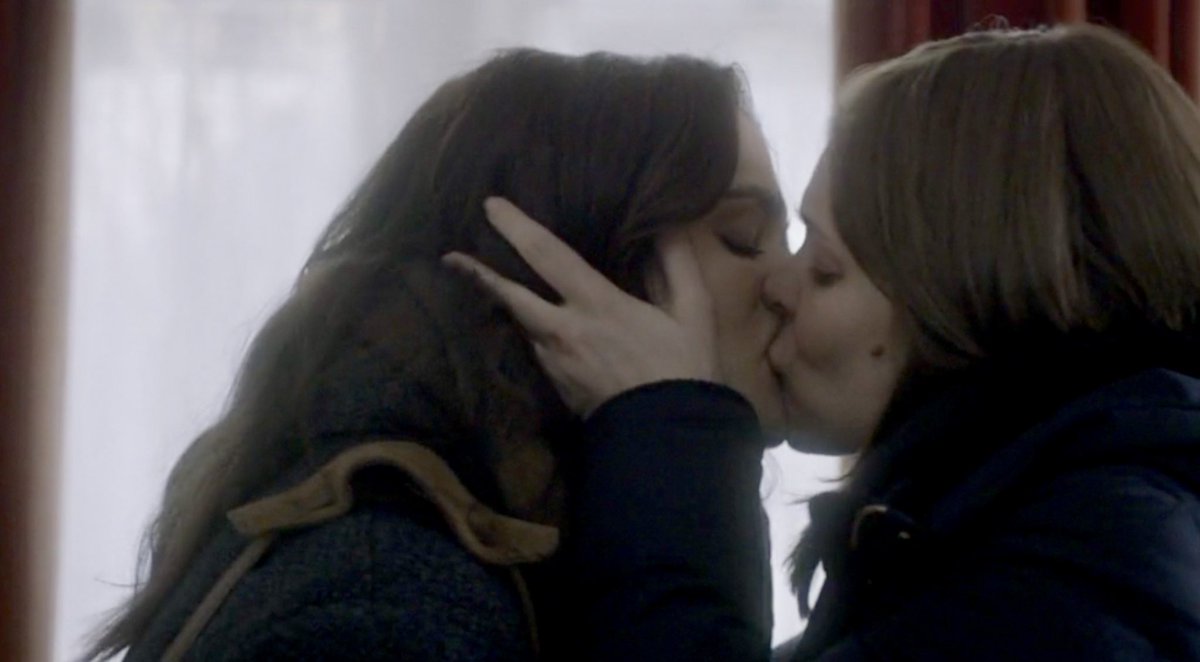 RACHELWEISZX's tweet photo. Rachel Weisz school of kissing women https://t.co/v0t8trWDCj