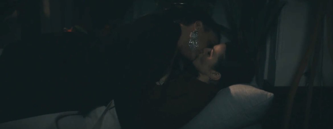 RACHELWEISZX's tweet photo. Rachel Weisz school of kissing women https://t.co/v0t8trWDCj