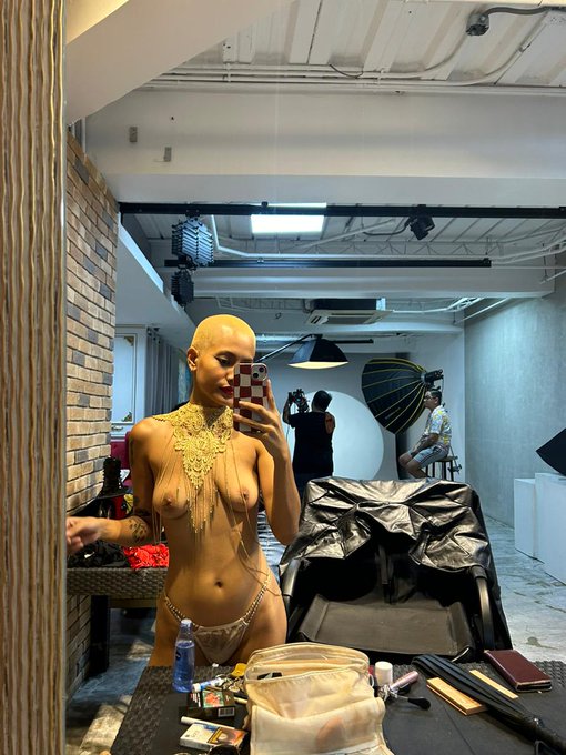 hi, i'm ur make up artist for today, let my titties jiggle freely while I blend ur foundation https://t<a href="/tag/photooftheday"class="tags"><span>#photooftheday</span></a><a href="/tag/makeup"class="tags"><span>#makeup</span></a><a href="/tag/makeupartist"class="tags"><span>#makeupartist</span></a><a href="/tag/rouge"class="tags"><span>#rouge</span></a><a href="/tag/selfietime"class="tags"><span>#selfietime</span></a>