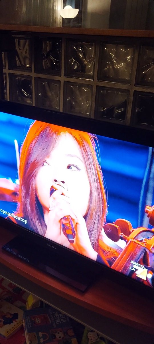 ronflexPD's tweet photo. No vabbè, #kyungmilee che canta I Am The Best di @chaelinCL è il crossover che non sapevo di volere! Naega jeil jal naga #propagandalive @welikeduel https://t.co/TUVvO5MMp9