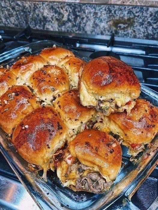 Philly Cheesesteak Sliders 😋

Ingredients:
1 lb. shaved Roast Beef
2 Tablespoons Olive Oil
9 slices provolone cheese
😍
Full recipe :  ow.ly/vZnX50NPzIr

Enjoy!
#bbqrecipe