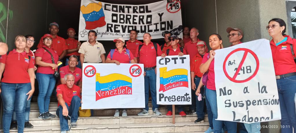 elvencedor39's tweet photo. Trabajadores de CAFÉ VENEZUELA se concentraron hoy en la defensoría del pueblo en Barquisimeto exigiendo restitución a sus puestos de trabajó  @FNLCT @pcv  @lurio @MariaesPueblo @NicolasMaduro @WalterDossier @verdaddeeleazar @PSLVenezuela https://t.co/IuBdNm4Wku