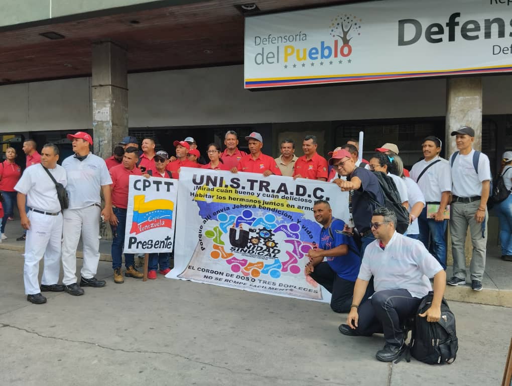 elvencedor39's tweet photo. Trabajadores de CAFÉ VENEZUELA se concentraron hoy en la defensoría del pueblo en Barquisimeto exigiendo restitución a sus puestos de trabajó  @FNLCT @pcv  @lurio @MariaesPueblo @NicolasMaduro @WalterDossier @verdaddeeleazar @PSLVenezuela https://t.co/IuBdNm4Wku