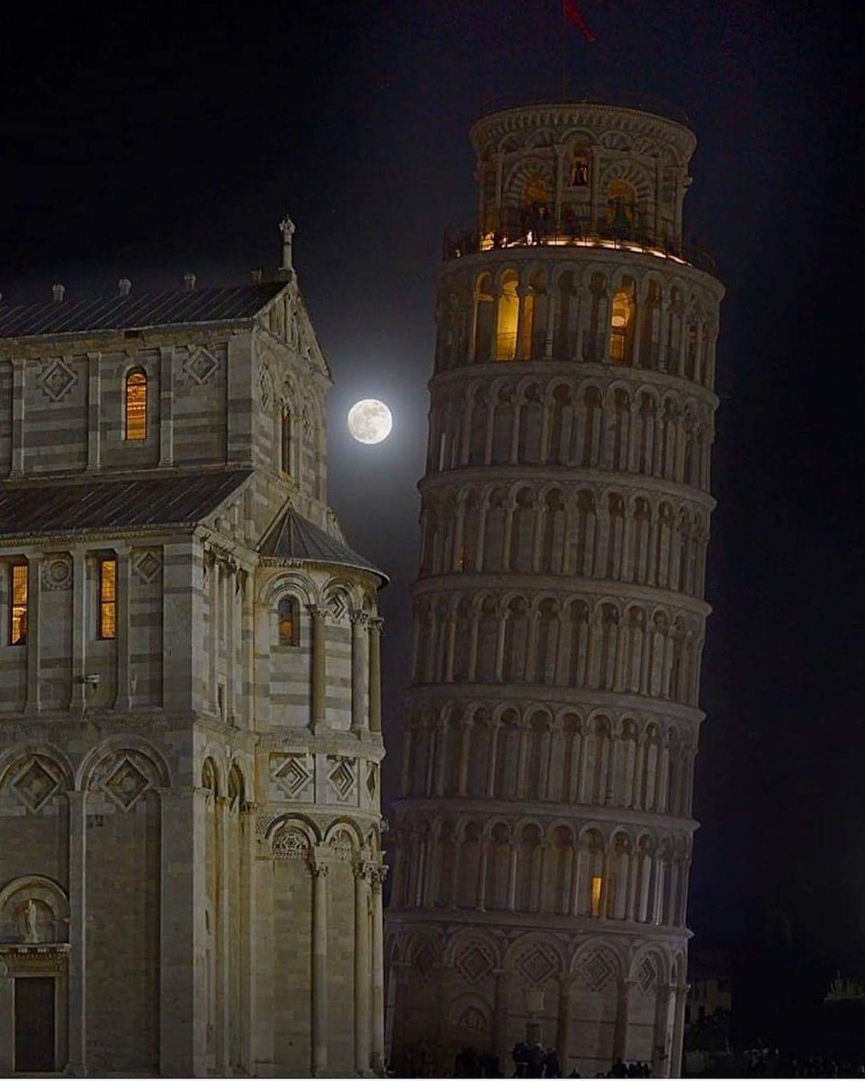 La Luna y la Torre inclinada de Pisa❤️❤️