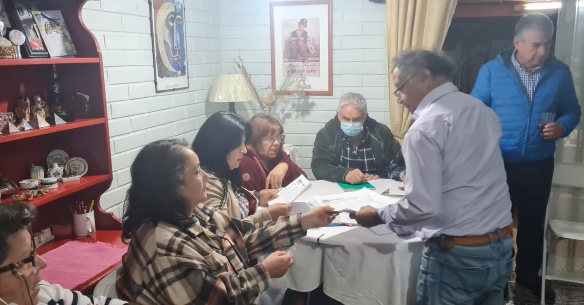 alejaraquiroz's tweet photo. Trabajo en Conjunto con la Junta de vecinos Viña Cordillera, en proyecto de seguridad e instalación de cámaras de tele vigilancia, de fondos del Gobierno Regional, Estuvieron Presentes Dirigentes del PDG de Puente Alto y Distrital #puentealto #pdgrm #larmsemueve #pdg https://t.co/Qa6BrbDBSW