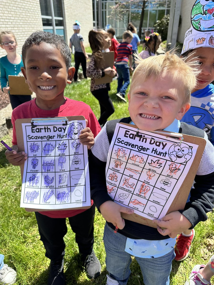 hellomrsfrizell's tweet photo. I blinked &amp; now we’re beginning our ABC countdown for kindergarten 🥺💗 A was for arts &amp; crafts &amp; appreciating our earth! We researched/created snails, made alligators, practiced our writing, and went on an earth day scavenger hunt! 🌍 ✨ @GlendaleElemISD #isdkinder https://t.co/r9QrBVa35U