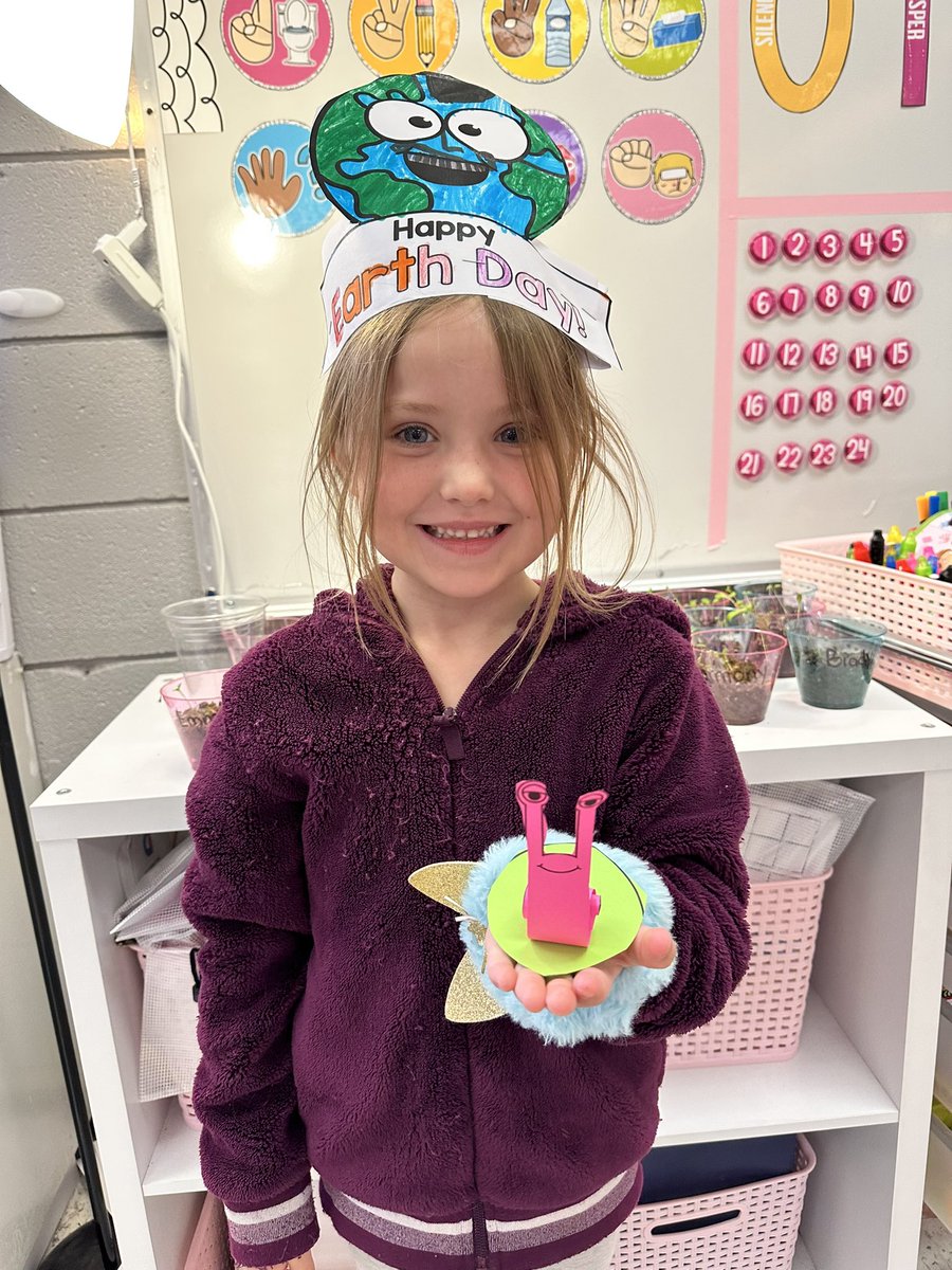 hellomrsfrizell's tweet photo. I blinked &amp; now we’re beginning our ABC countdown for kindergarten 🥺💗 A was for arts &amp; crafts &amp; appreciating our earth! We researched/created snails, made alligators, practiced our writing, and went on an earth day scavenger hunt! 🌍 ✨ @GlendaleElemISD #isdkinder https://t.co/r9QrBVa35U