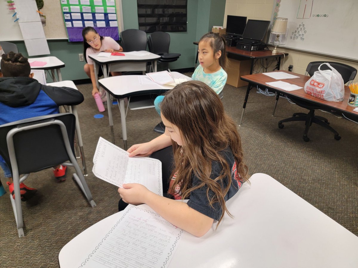 Fatima_DelCampo's tweet photo. My students were so happy to read the letters from 1st Grade, wishing them good luck on the STAAR! ⭐️ 
Thank you @MsRoss_LSE for taking the time to do this! ❤️🤗 @HumbleISD_LSE https://t.co/rPPI1ZENPq