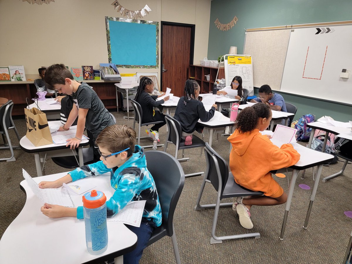 Fatima_DelCampo's tweet photo. My students were so happy to read the letters from 1st Grade, wishing them good luck on the STAAR! ⭐️ 
Thank you @MsRoss_LSE for taking the time to do this! ❤️🤗 @HumbleISD_LSE https://t.co/rPPI1ZENPq