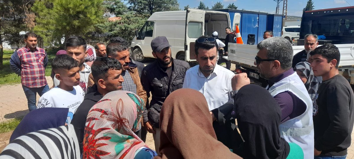 gencmeclis27's tweet photo. Bayram geleneğimizi devam ettirmek adına, Bayramın 1. Günü  sabah Nurdağı  Şatırhöyük Köyün'de yuvalama ikramında bulunduk. Yaralarımızı birlikte saracağız...

Ramazan bayramımız kutlu olsun.

#RamazanBayramı #nurdağı #İslahiye #gaziantep https://t.co/ZDKmiuLKeY