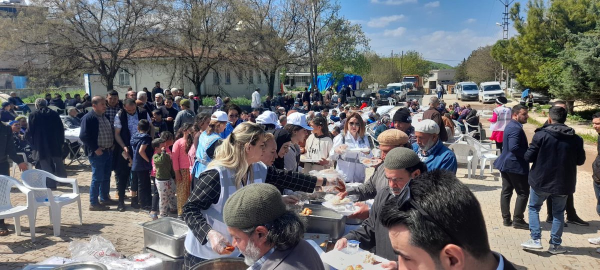 gencmeclis27's tweet photo. Bayram geleneğimizi devam ettirmek adına, Bayramın 1. Günü  sabah Nurdağı  Şatırhöyük Köyün'de yuvalama ikramında bulunduk. Yaralarımızı birlikte saracağız...

Ramazan bayramımız kutlu olsun.

#RamazanBayramı #nurdağı #İslahiye #gaziantep https://t.co/ZDKmiuLKeY
