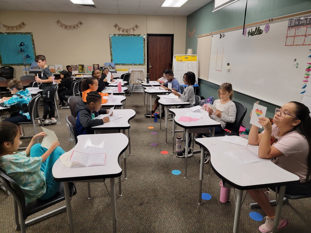 Fatima_DelCampo's tweet photo. My students were so happy to read the letters from 1st Grade, wishing them good luck on the STAAR! ⭐️ 
Thank you @MsRoss_LSE for taking the time to do this! ❤️🤗 @HumbleISD_LSE https://t.co/5WEPiGGIzp