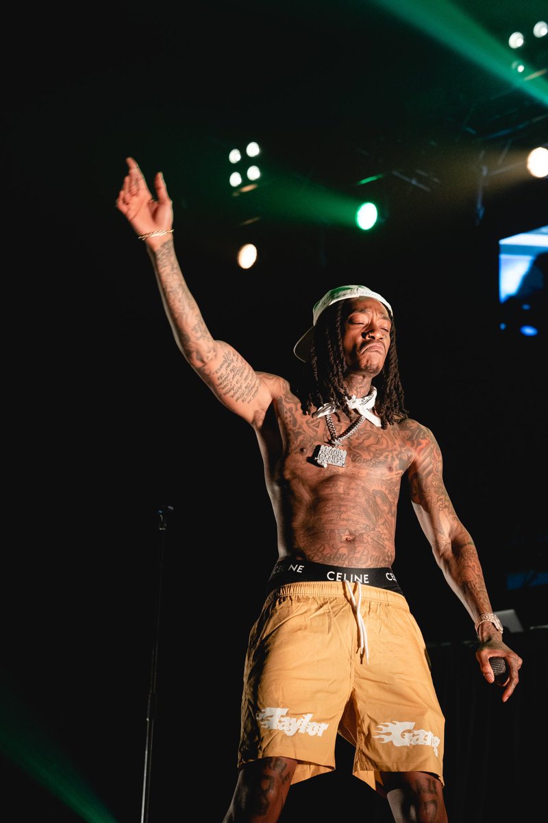 wizkhalifa's tweet photo. Been walkin around wit ounces of weed and a bag full of shrooms and lovin it. https://t.co/AZ86fvm8lW