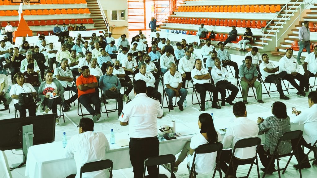 En Huajuapan de León con la titular de la <a href="/SEMOVI_GobOax/">Secretaría de Movilidad</a>, <a href="/DeGyvesMendoza/">Claudina de Gyves Mendoza</a>, la Dip. Leticia Socorro Collado, el Dip. Nicolás Feria, el Pdte. Mpal Luis de León Martínez S., representantes del transporte, asociaciones civiles, iniciativa privada participamos en el “Foro Regional de
