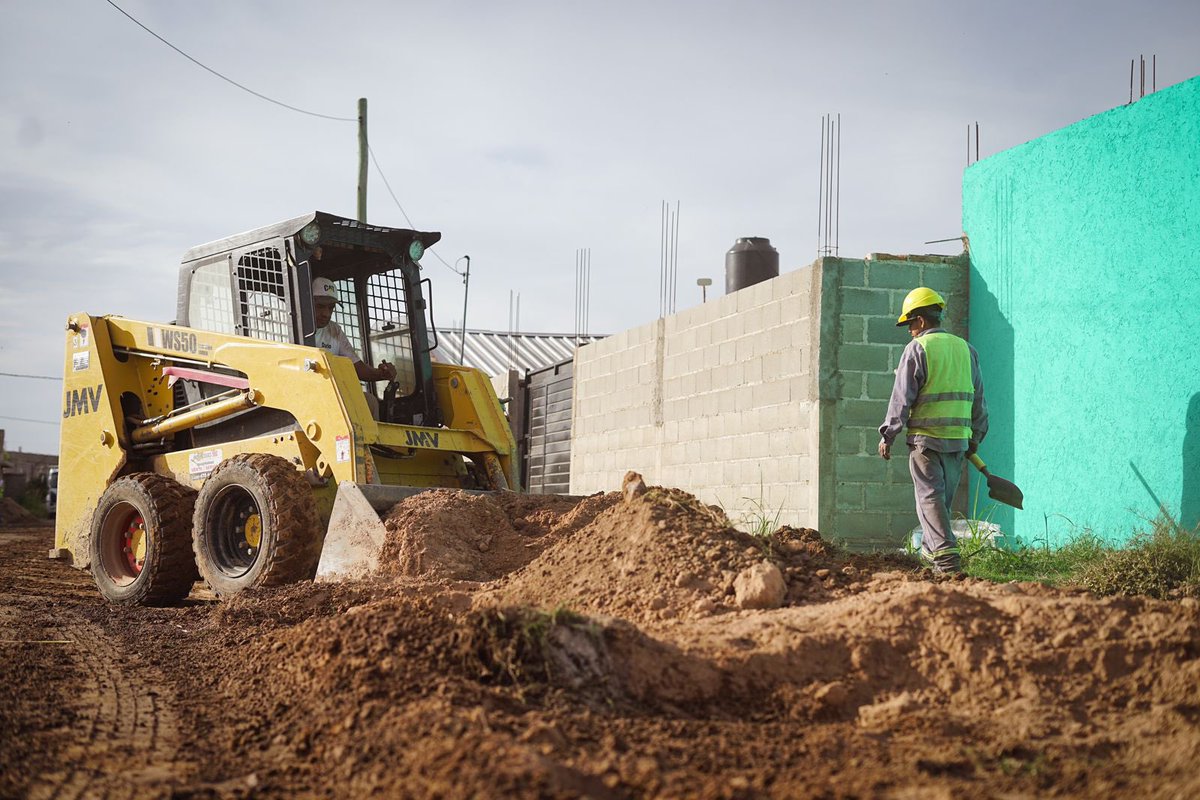 miguelsiciliano's tweet photo. 💦AVANZA LA OBRA DE AGUA EN ECOTIERRA!🙌
Recorrimos los avances de las obras que se están llevando en el sureste de la ciudad.
Este barrio que hace años viene reclamando el acceso al agua potable, cuenta ahora con una gestión que lo hará realidad.
Mira 👇 https://t.co/rZCrDkq1tk