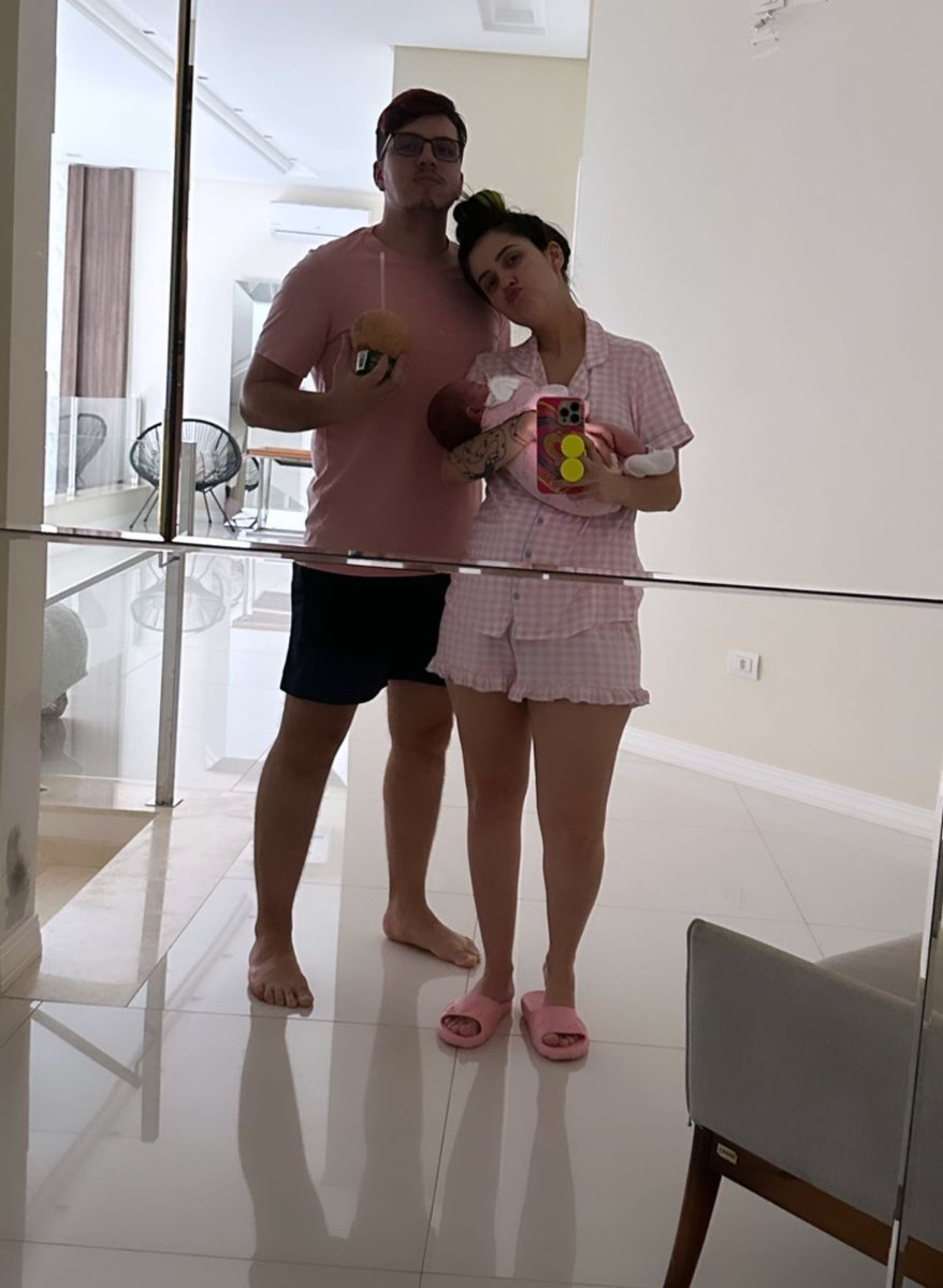 BabeNuvem's tweet photo. Há 1 ano atrás, criseddy tava escolhendo se o nome do baby criseddy seria Mia Giorgio Alcapone ou Niccola Giorno Alcapone e Hj na mesma data a Mia de Azeredo Medeiros faz 1 mês. Eu amo tanto a história de Vifun 🥹 https://t.co/uK2Dfq07qi
