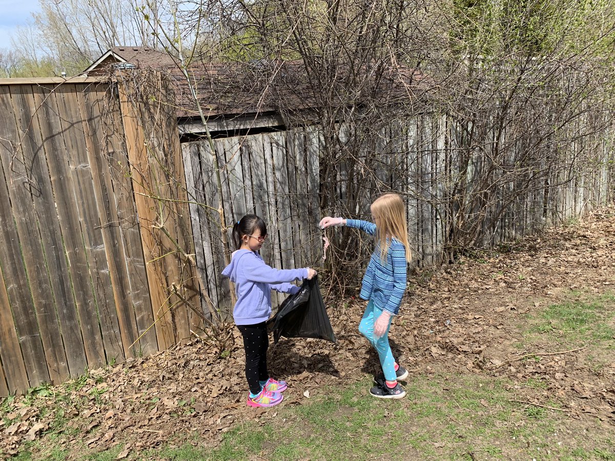 Miss_L_Class's tweet photo. Yesterday students were able to help clean up their school yard and enjoy the sunshine! @CityofBrantford #CleanBrantford #TrashTag https://t.co/FAb9NtvwEi