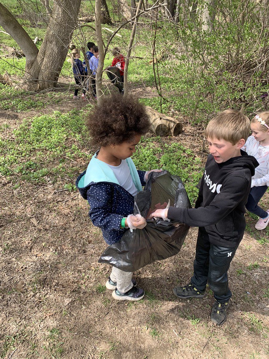 Miss_L_Class's tweet photo. Yesterday students were able to help clean up their school yard and enjoy the sunshine! @CityofBrantford #CleanBrantford #TrashTag https://t.co/FAb9NtvwEi