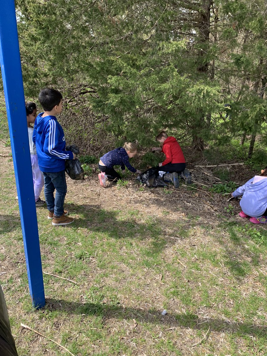 Miss_L_Class's tweet photo. Yesterday students were able to help clean up their school yard and enjoy the sunshine! @CityofBrantford #CleanBrantford #TrashTag https://t.co/FAb9NtvwEi