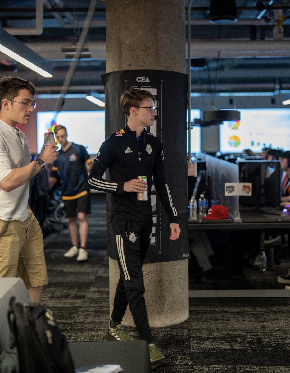 bootlessR6's tweet photo. @G2esports fit at LAN (I love this track suit it’s so comfortable thanks adidas) https://t.co/r00aoic2cW