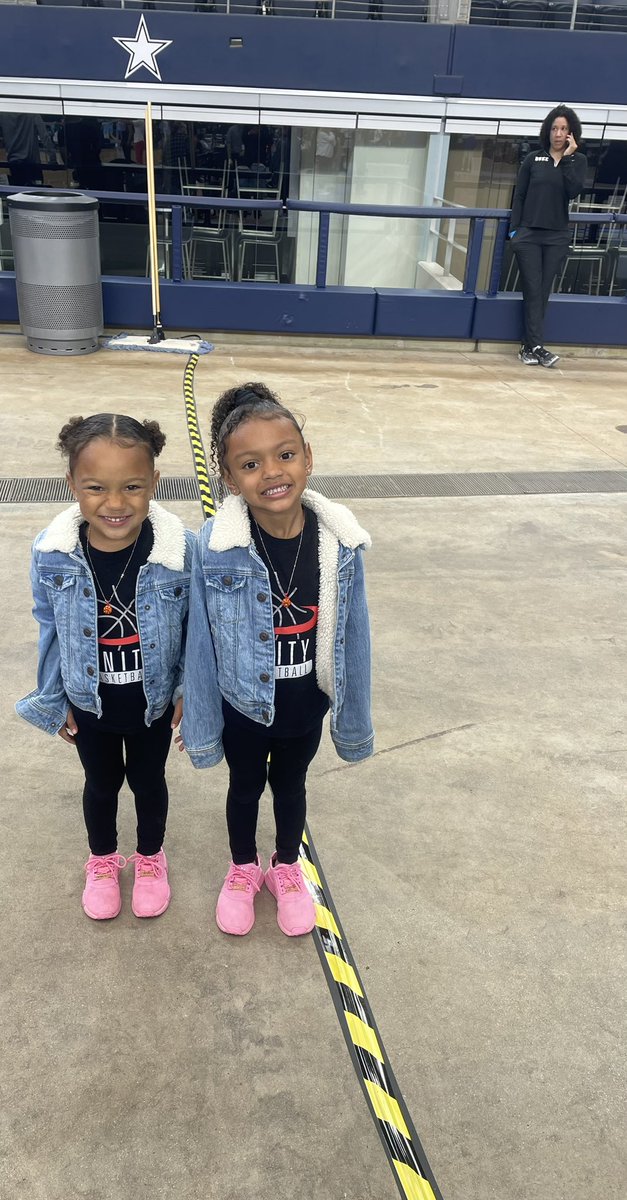 Ajhawkinsbasket's tweet photo. Donβt mind us figured my girls could get a picture with the Head Duke Coach Kara Lawson . Put them on the recruiting list early πππ. #Unitygirls #doubletrouble @karalawson20 https://t.co/erzgjDRnab