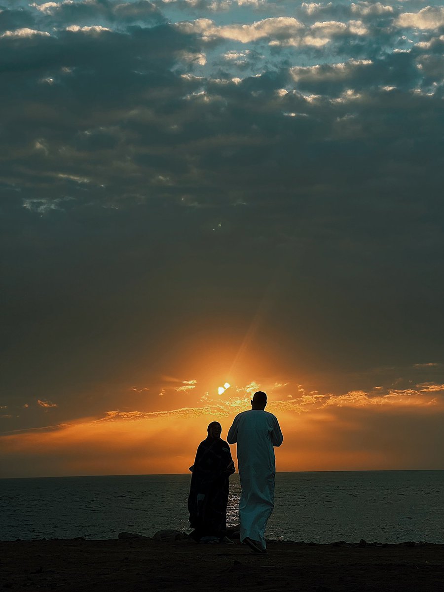 bdrpreira's tweet photo. Je suis tombé sur ce beau sunset en rentrant.
J'ai photographié ce couple a qui j'ai envoyé les photos après.

#sunset #senegal #corniche https://t.co/SO98q8dBjd