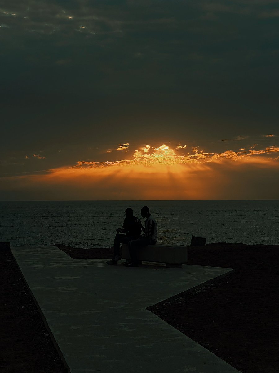 bdrpreira's tweet photo. Je suis tombé sur ce beau sunset en rentrant.
J'ai photographié ce couple a qui j'ai envoyé les photos après.

#sunset #senegal #corniche https://t.co/SO98q8dBjd