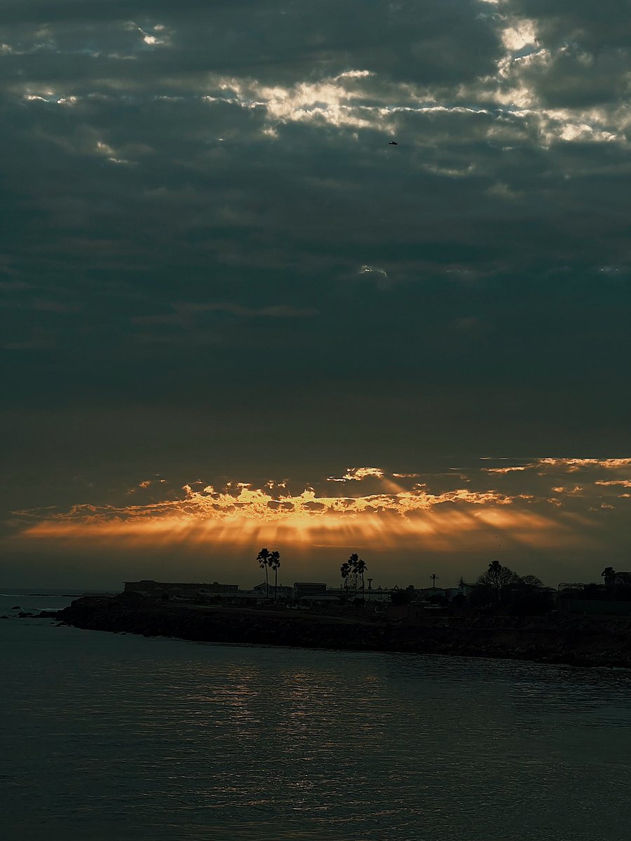 bdrpreira's tweet photo. Je suis tombé sur ce beau sunset en rentrant.
J'ai photographié ce couple a qui j'ai envoyé les photos après.

#sunset #senegal #corniche https://t.co/SO98q8dBjd