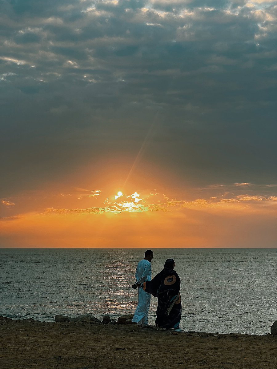 bdrpreira's tweet photo. Je suis tombé sur ce beau sunset en rentrant.
J'ai photographié ce couple a qui j'ai envoyé les photos après.

#sunset #senegal #corniche https://t.co/SO98q8dBjd