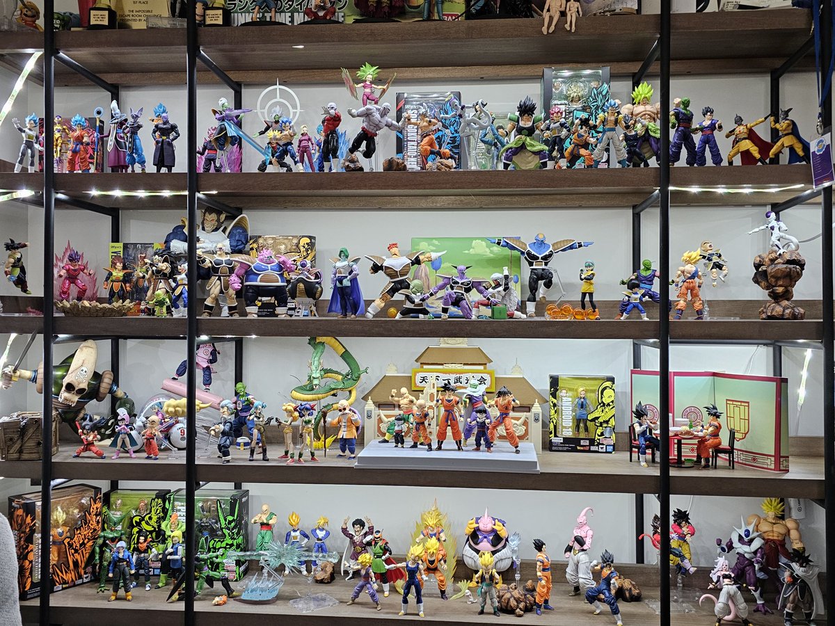 RubberNinja's tweet photo. I realized I've never shared a good image of my DragonBall shelf that's behind me in everything..

It brings me a lot of joy. 

For the next hour ask me what you want to see a closer image of and I'll respond with a picture. 📸 https://t.co/I6kenjL7lV