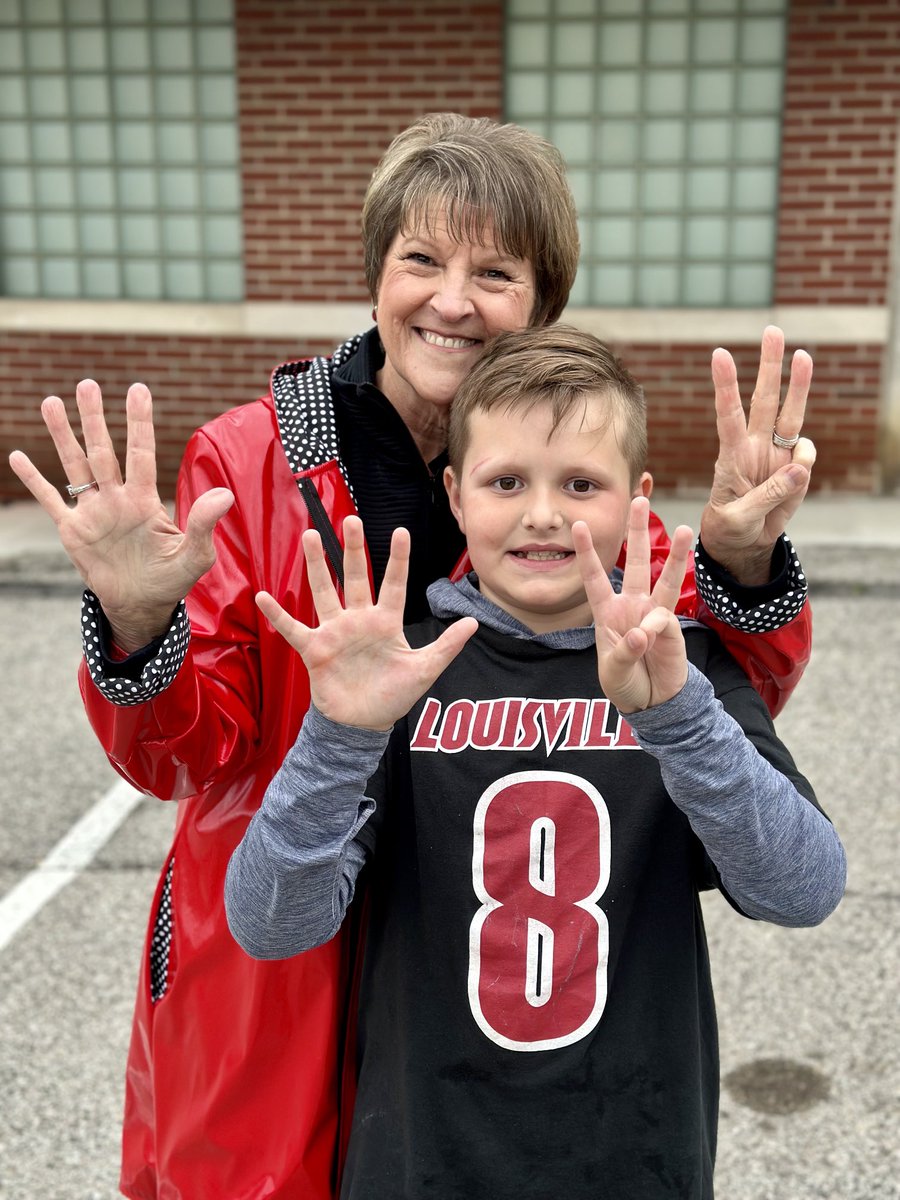 mikev326's tweet photo. Celebrating a BIG 8th birthday at the ⁦@LouisvilleFB⁩ Spring Game!  #GOCARDS https://t.co/fFP4V8j6Ea