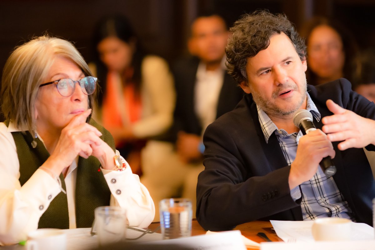 #Noticia🗞️¡Histórico! A partir de hoy, las entidades públicas deberán comprar un mínimo del 30% de su presupuesto destinado a alimentos, a pequeños productores locales y agricultura campesina, familiar y comunitaria. ➡️ bit.ly/3KZeyMR

#ColombiaConDesarrolloRural