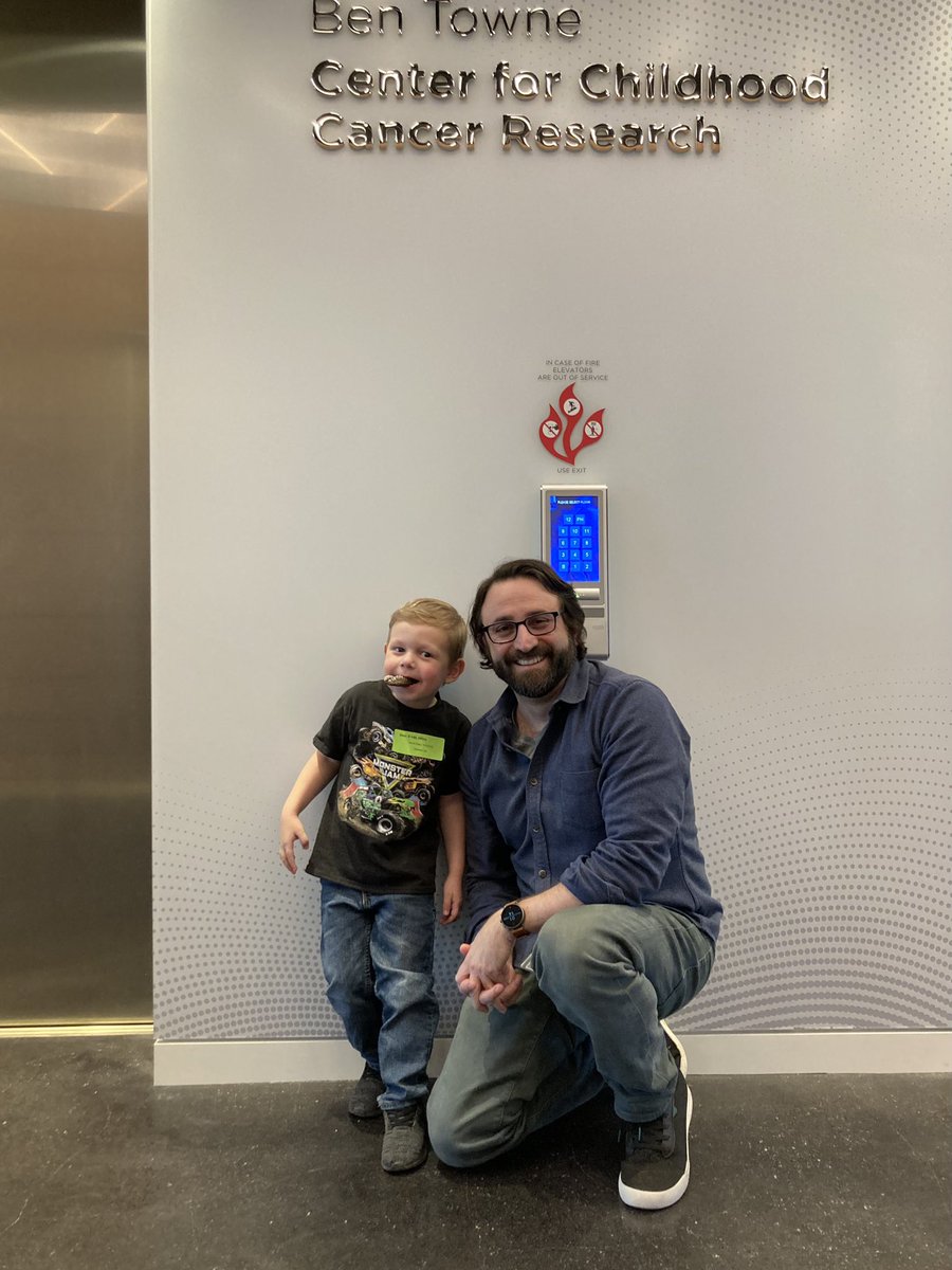 VitanzaNick's tweet photo. Celebrating @seattlechildren’s 500th child treated with #CARTcells with a visit from a special friend who has received 41 doses of CAR T cells. I even got his autograph!! ❤️🔬❤️  @SCTherapeutics #EndDIPG #EndDMG https://t.co/DZEfUoBrhl