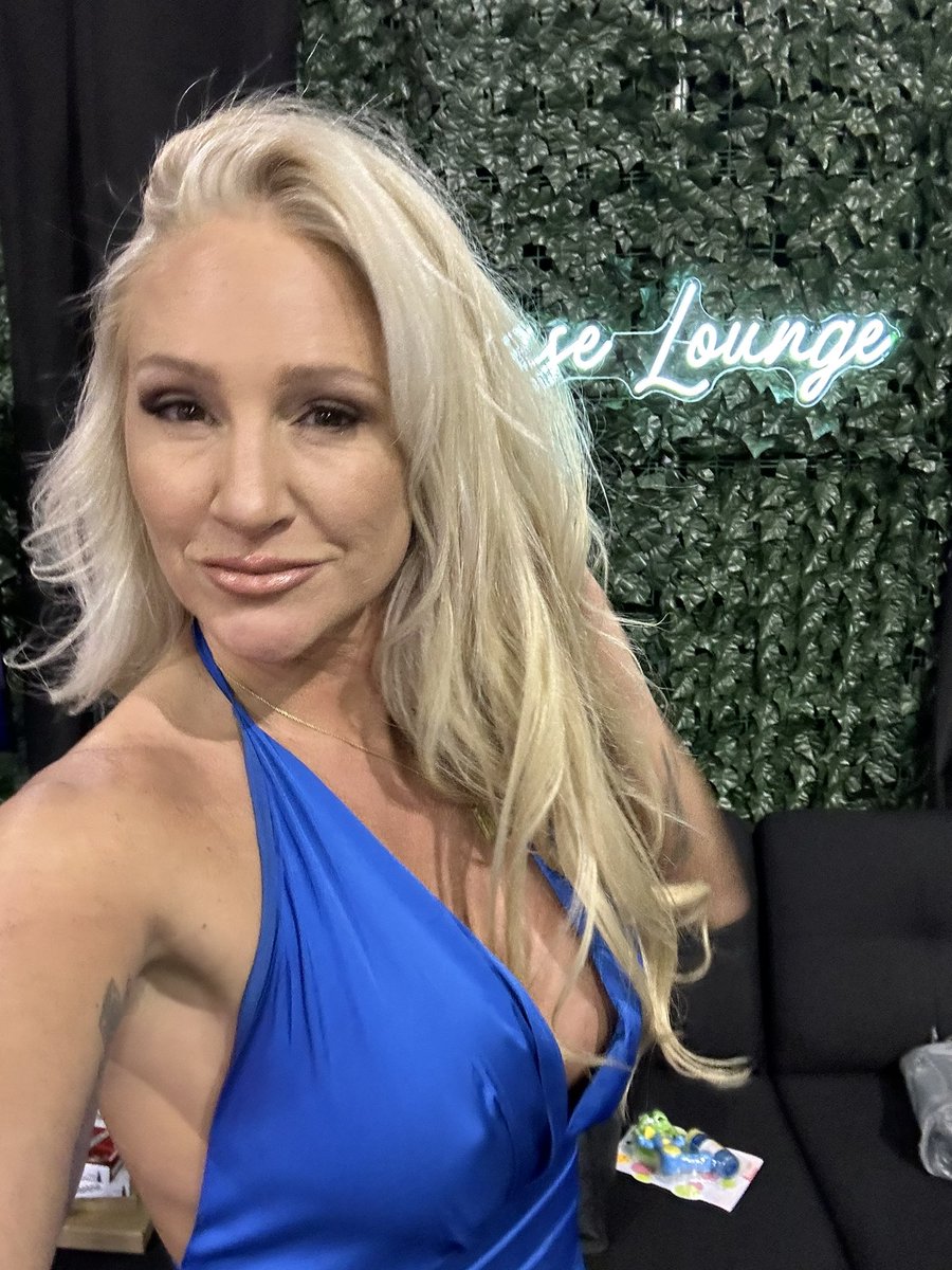 Alexis Malone on Twitter "Cum meet me at Chase Lounge.💙💋"