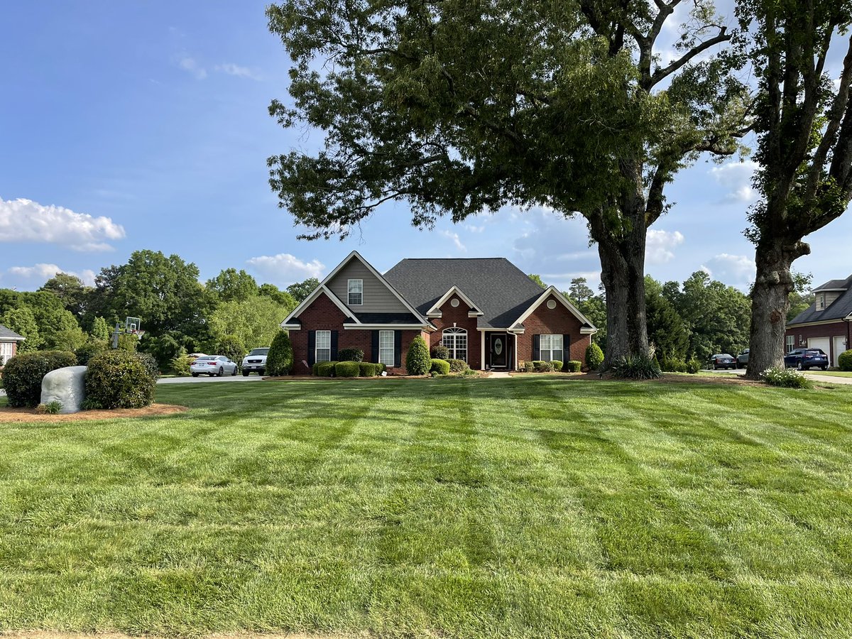 Shadetree_77's tweet photo. Not a bad looking π yard for this amateur!! If any coaches need help striping their fields, #HMU #MyHome @choosebooster @sports_palmetto #StripesForDays https://t.co/3Nkwj2uuDA