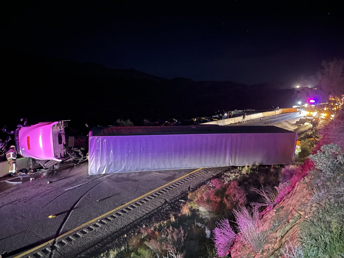 ArizonaDOT's tweet photo. The Improving I-17 construction zone, between Anthem Way &amp; Sunset Point, sees an average of three traffic crashes a week. Remember to slow down, keep a safe distance, obey road crew flaggers, and minimize distractions when driving through construction zones. #WorkZoneSafetyWeek https://t.co/DrV3l2zC7S