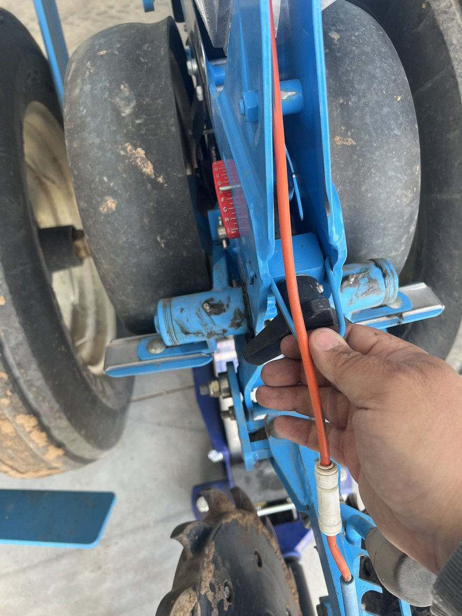 SiekerSales's tweet photo. Lower depth setting, raise unit with set-n-seed, adjust depth till stop hits.  Pretty slick. Even works on the blue singulation beast @monosemusa #mostimportantpass https://t.co/Bfs4HsGLlu