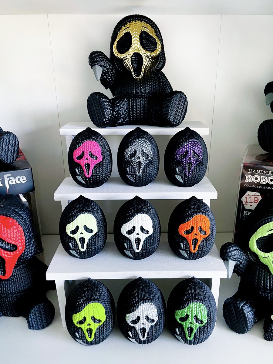 thepopfoxx's tweet image. Gold chrome mask Ghost face took the top spot! 😍😜
Happy Friday everyone! 🔪
#Ghostface 
#Handmadebyrobots