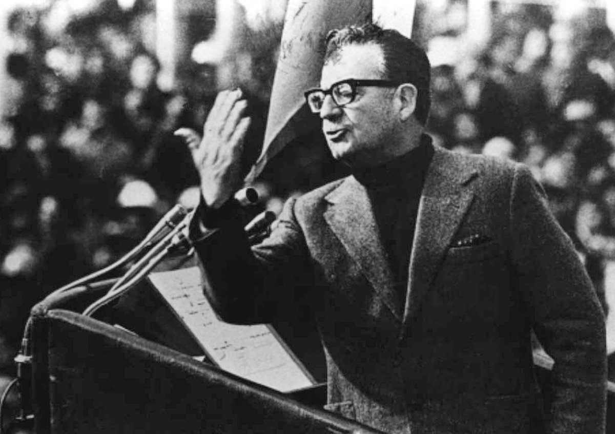 Salvador Allende no asesinó a miles como Pinochet, no robó un banco como lo hizo Piñera, no huyó del país para no pagar la pensión de sus hijos como Parisi y no fue un nazi como Kast

Un océano separa a Salvador Allende de los líderes de la derecha. Un océano llamado HUMANIDAD.