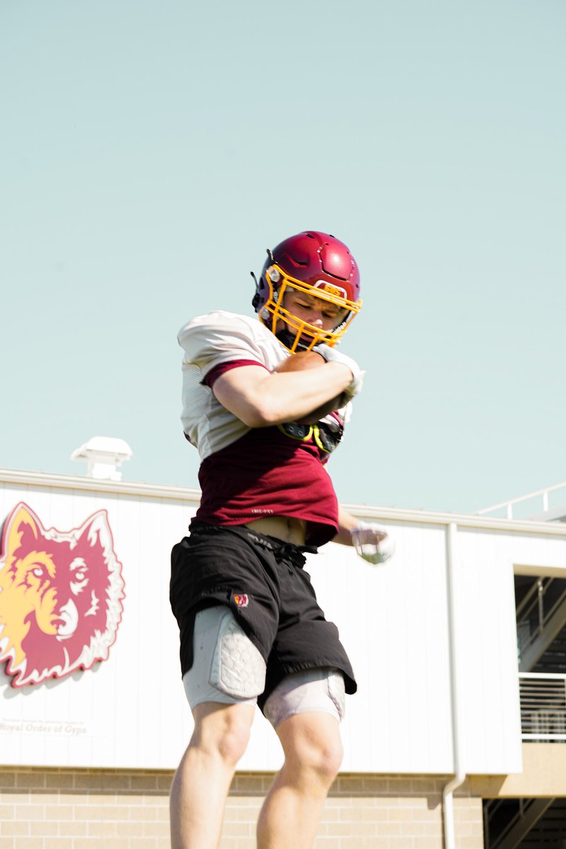 CoachGrant_'s tweet photo. LEMONADE 🥛
@Jackson_w3 Jackson is a guy that makes some ridiculous plays. The Wisconsin native can put a smile on anyone's face. Whether it be with his dance moves or his jokes Jackson brings a great energy to the receiver room and to the field. Bright future ahead. 🐺 https://t.co/atv2JVczgC