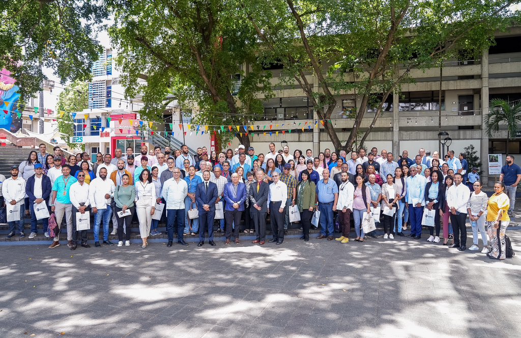 anprasrd's tweet photo. En el marco del acuerdo llevado a cabo entre ANPRAS y el @intecrd, se impartió el taller “Fundamentos de Calidad de Rodadura en Pavimentos, Equipos y Métodos Constructivos para Diseñar y Construir Calidad en la Rodadura de Pavimentos”. https://t.co/3mXa0l95y5