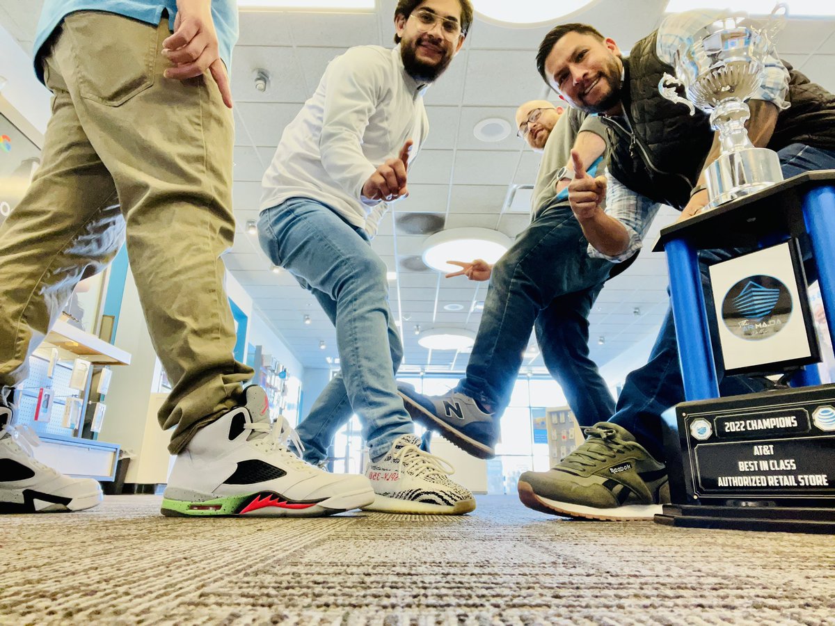 PaulSNarvaez1's tweet photo. Talk about #FreshKICKFriday with the Lake Bluff team (PRIME) @MiguelM70663309 @PaulaVofGLM @GreaterLakesMkt @BrianWest_GLM https://t.co/GbVJw76hAN