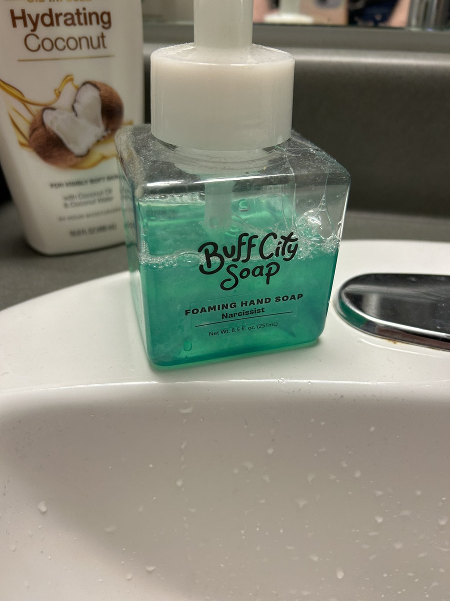 funkmasterMel's tweet photo. “My mom got that for me for Christmas” 

Scent: narcissist 😂😂😂💀💀💀 https://t.co/v4a7ajm8yt