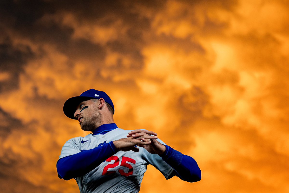 griffinpquinn's tweet image. Was gifted a baseball sky after a rain delay pushed back the start of last night’s game